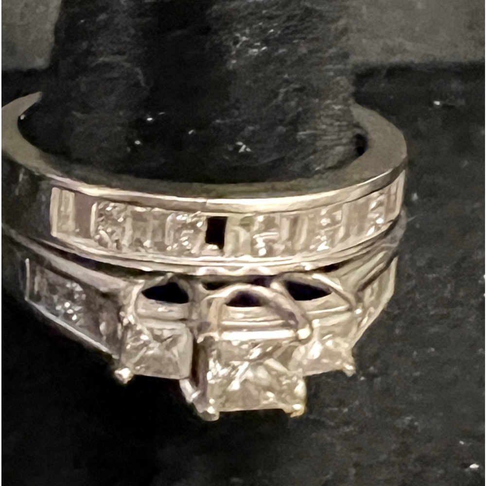 Cute wedding ring with band size 7 14 karat gold, white gold